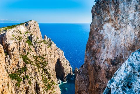 Piccolo fiordo nell'isola di Antikythera in Grecia. Un'isola remota tra Citera e Creta.