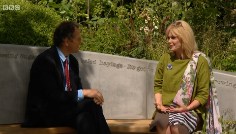 RHS Chelsea Flower Show della BBC: Monty Don parla con Joanna Lumley