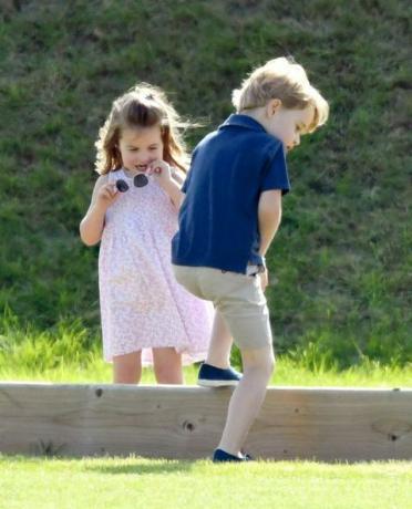 Il principe George e la principessa Charlotte giocano con Kate Middleton