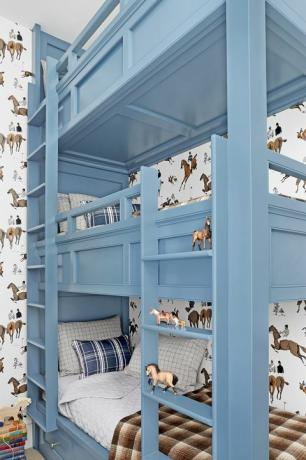camera da letto con letti a castello blu accatastati e carta da parati a cavallo