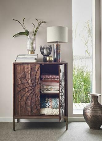 John Lewis Grande urna di metallo, £ 60, cabinet Array Fusion (scuro) £ 399, lancio Jaipur (bianco) £ 49, lancio Taj (bianco) £ 49, lancio Agra (zafferano) £ 49