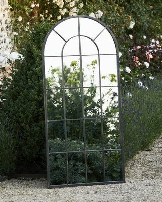 Specchio da giardino grande ad arco in metallo nero