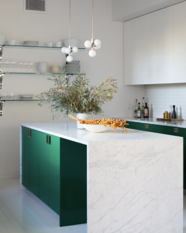 cucina bianca con armadi verdi