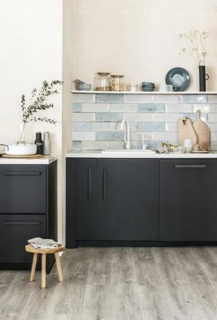 zona cucina, armadietti da cucina di colore scuro, pavimento in legno e rivestimenti blu pallido, il pavimento con effetto legno laminato naturale è un aspetto pratico ed economico per i dettagli in grana in rilievo per un effetto ancora più realistico laminato dorico corinzio, £ 2199 mq, la bellissima collezione di casa da carpetright arles mix di piastrelle decorative nella foresta, £ 3999 mq arles piastrelle lucide foresta, £ 2499 mq entrambe le piastrelle gemini casseruola belben dal set da cuoco sei pezzi, £ 139, fatto sassotray, £ 7924, smerigliatrici orlo per menu, £ 60 due, sgabello piano di guarigione, £ 105, verde acqua kobi tovaglioli di lino, £ 750 ciascuno, barattoli per maialini, £ 575 e £ 475 entrambi ikea tazza organica, £ 850 tazza da caffè nudo, £ 550 entrambe le ciotole ecume grigio rosa, £ 1336 ogni piatto ecume, £ 1959 entrambi caravane tutti i giorni tazze corte in verde, £ 34 ciascuna brocca di tutti i giorni, £ 44 brocca grande emma lacey, £ 75 tagliere aereo, £ 80 entrambi tagliere di frassino verde acqua kobi, £ 69, cesto di frutta hampson woods tower, £ 32 negozio di conran