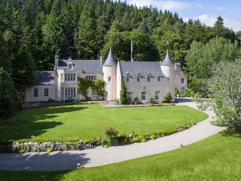 Il castello ha messo nel parco nazionale di Cairngorns, Scozia