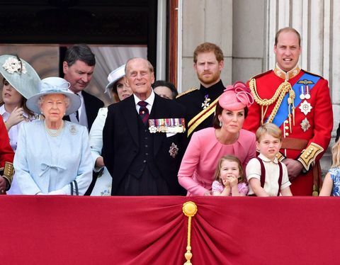 Trooping The Color 2017 - famiglia reale - Regina Elisabetta II, Vice Ammiraglio Timothy Laurence, Principe Filippo, Duca di Edimburgo, Principe Harry, Catherine, La duchessa di Cambridge, il principe William, il duca di Cambridge, la principessa Charlotte di Cambridge, il principe George di Cambridge si trovano sul balcone di Buckingham Palazzo.