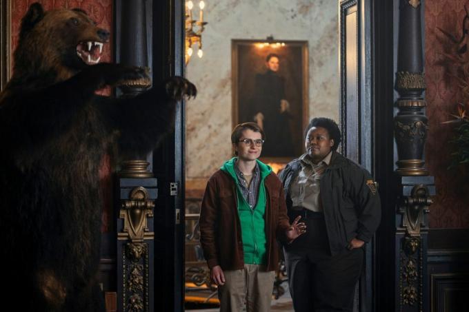 mercoledì l to r calum ross nei panni di Rowan Laslow, luyanda unati lewis nyawo nei panni del detective santiago nell'episodio 102 di mercoledì cr vlad ciopleanetflix © 2022