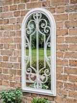 Specchio ad arco ornato da parete per giardino esterno Fleura, 96,5 x 49 cm, avorio antico