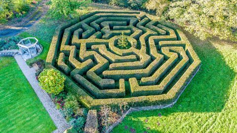 Casa indipendente con 6 camere in vendita a Chepstow, Monmouthshire con labirinto