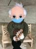 Questa bambola all'uncinetto "Bernie Mittens" è appena stata venduta per $ 20.300 su eBay