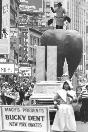 New York Yankees bucky dent cavalca in cima al carro della grande mela alla parata di macys del 1978