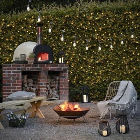 idee per feste in giardino tra cui un pozzo del fuoco