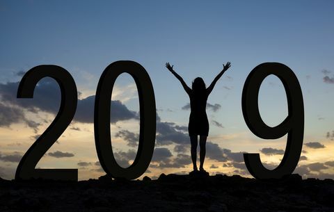 Donna che gode sulla collina mentre celebra il nuovo anno