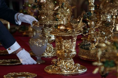 Il tavolo da pranzo è decorato con pezzi dorati del Grand Service