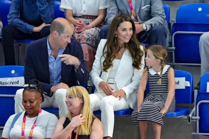 gran bretagna principe william, duca di cambridge l, gran bretagna principessa charlotte di cambridge r e gran bretagna catherine, duchessa di cambridge c, frequenta il centro acquatico sandwell per guardare il manche degli eventi di nuoto il quinto giorno dei giochi del Commonwealth a birmingham, nell'inghilterra centrale, il 2 agosto 2022 foto di chris jackson pool afp foto di chris jacksonpoolafp via getty immagini