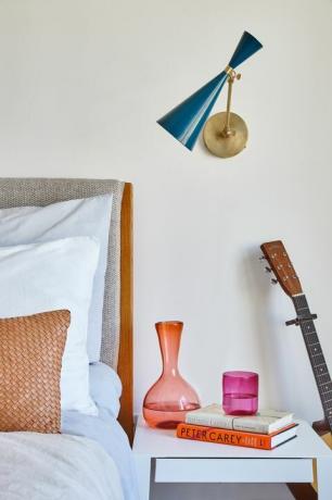 camera da letto con tavolino e caraffa colorata