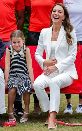 la Gran Bretagna Catherine, la duchessa di Cambridge r e la Gran Bretagna la principessa Charlotte di Cambridge l posano per una fotografia durante una visita alla casa sportiva il quinto giorno di i giochi del Commonwealth a Birmingham, nell'Inghilterra centrale, il 2 agosto 2022 la duchessa è diventata la protettrice di sportsadid nel 2013, il programma futures della squadra inglese è un partnership tra sportsaid, sport england e commonwealth games england che vedrà la partecipazione di circa 1.000 giovani atleti di talento e aspiranti personale di supporto l'opportunità di assistere ai giochi e dare un'occhiata in prima persona dietro le quinte foto di chris jackson pool afp foto di chris jacksonpoolafp tramite getty images