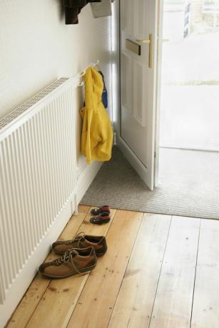 Cappotti e scarpe davanti alla porta di casa