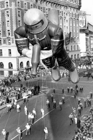 astronauta di gomma riempito di elio, alto 70 piedi, alla parata del giorno di Macys nel 1953