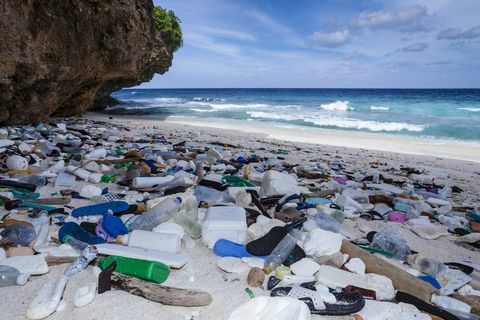 rifiuti di plastica sulla spiaggia