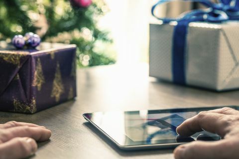 Persona che utilizza la tavoletta digitale a Natale