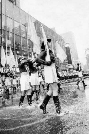 la banda suona sotto la pioggia alla parata dei macys del 1975