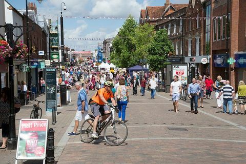 Occupato strada principale shopping Newbury Berkshire UK