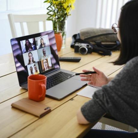 una donna che lavora da casa partecipando a una riunione web online