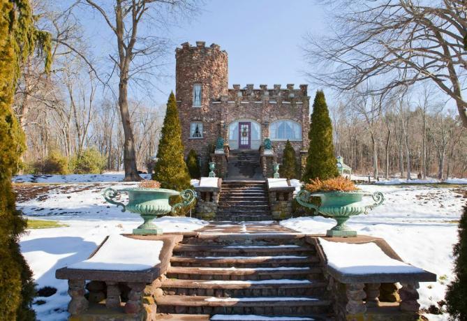 Accogliente Storybook Castle, Ellington, CT