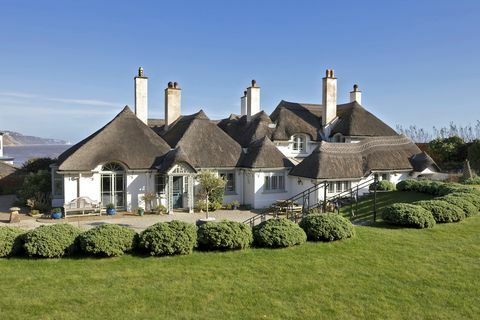 cottage costiero con tetto di paglia in vendita a devon