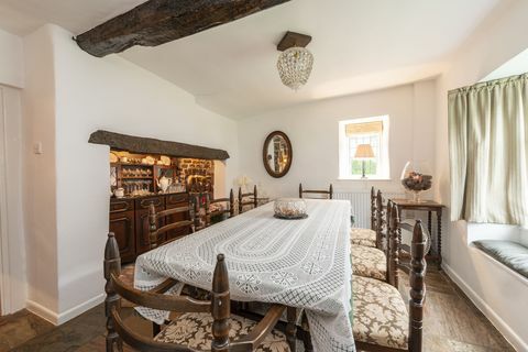 bellissimo cottage in vendita nel cuore del villaggio di milton abbas, dorset