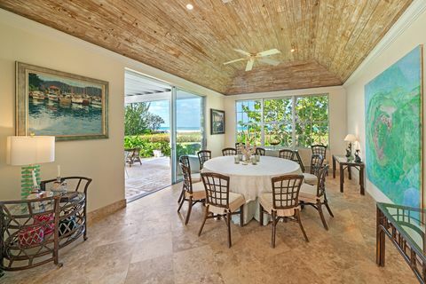 Sala da pranzo rustica con vista sul mare