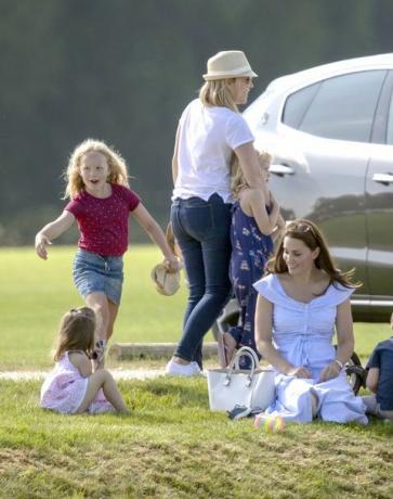 Il principe George e la principessa Charlotte giocano con Kate Middleton