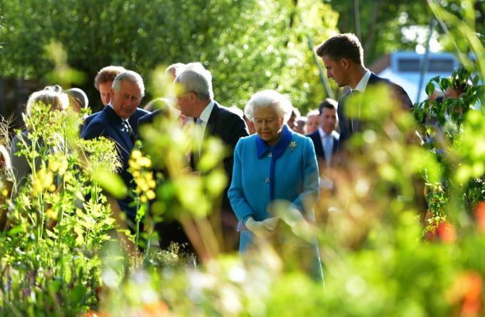 londra, inghilterra maggio 18 il principe carlo, il principe di galles e la regina elisabetta ii partecipano all'annuale fiore di chelsea spettacolo al royal hospital chelsea il 18 maggio 2015 a londra, inghilterra foto di stuart c wilson wpa pool getty immagini