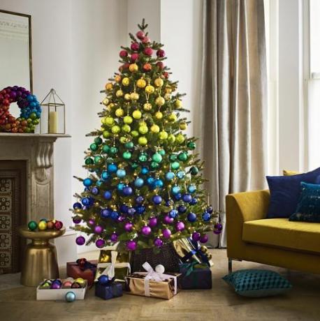 Albero di Natale arcobaleno con palline colorate e ghirlanda - John Lewis - Natale 2018