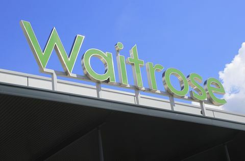 Segno verde del negozio del supermercato di Waitrose contro cielo blu, Ipswich, Suffolk, Inghilterra