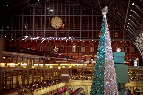 Tiffany & Co. e Coty collaborano con la stazione internazionale di St Pancras per svelare il suo primo negozio di profumi e alberi di Natale profumati
