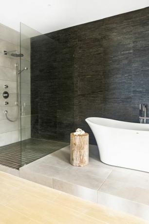 bagno moderno con piastrelle