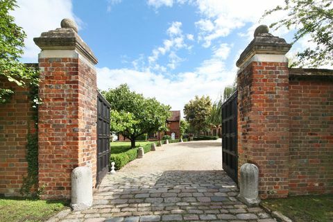 Wall House: casa del XV secolo con piscina e giardino recintato in vendita Windsor