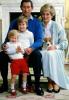 La principessa Charlotte indossa le scarpe a mano del principe Harry durante il tour reale