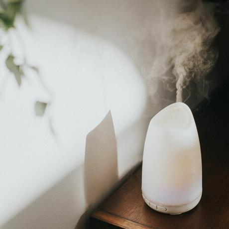 un umidificatore diffusore di olio bianco in ambiente domestico