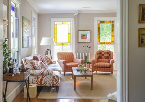 Vetrate nel soggiorno di una Bellport, New York, casa progettata dall'architetto Chris Fogarty.