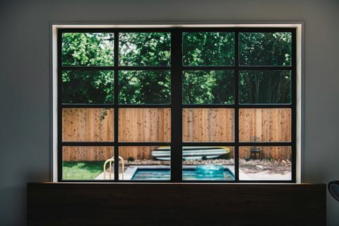 piscina nel cortile attraverso una finestra moderna