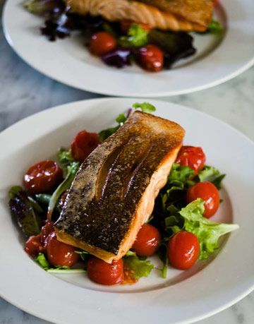 salmone su insalata