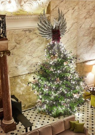 L'hotel London EDITION svela un albero di Natale dal design folcloristico creato dallo scenografo e art director Simon Costin