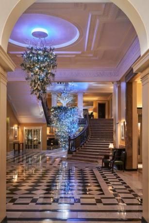 Albero di Natale dell'hotel Claridge progettato da Karl Lagerfeld