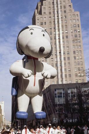 palloncino snoopy alla parata del giorno del ringraziamento di macy del 1970