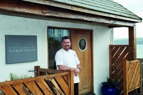 Nathan Outlaw fuori dal suo ristorante a Port Isaac