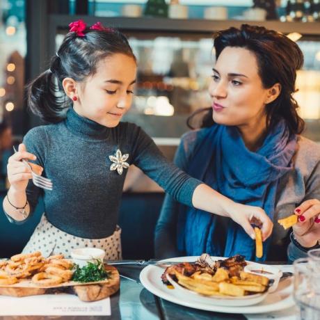 mamma e figlia a cena