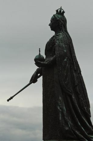 statua della regina victoria contro il cielo